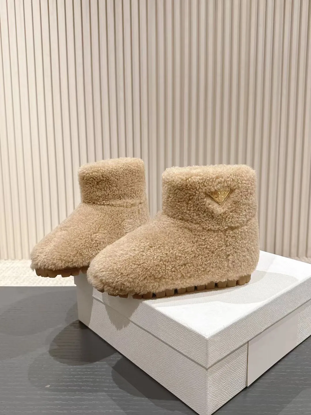 👟👟Ex-factory price 560👟👟 Prada*Prada 2024ss new autumn and winter straight snow boots wool short boots. The fashionable and elegant design presents a classic silhouette. No matter what the situation is, the home court belongs only to you!  Fabric: Customized wool Lining: Customized wool Hardware: Original hardware 1:1 molding Outsole: Original molded raw rubber outsole Code number: 35-40 (customized 40 pieces are not returnable)
